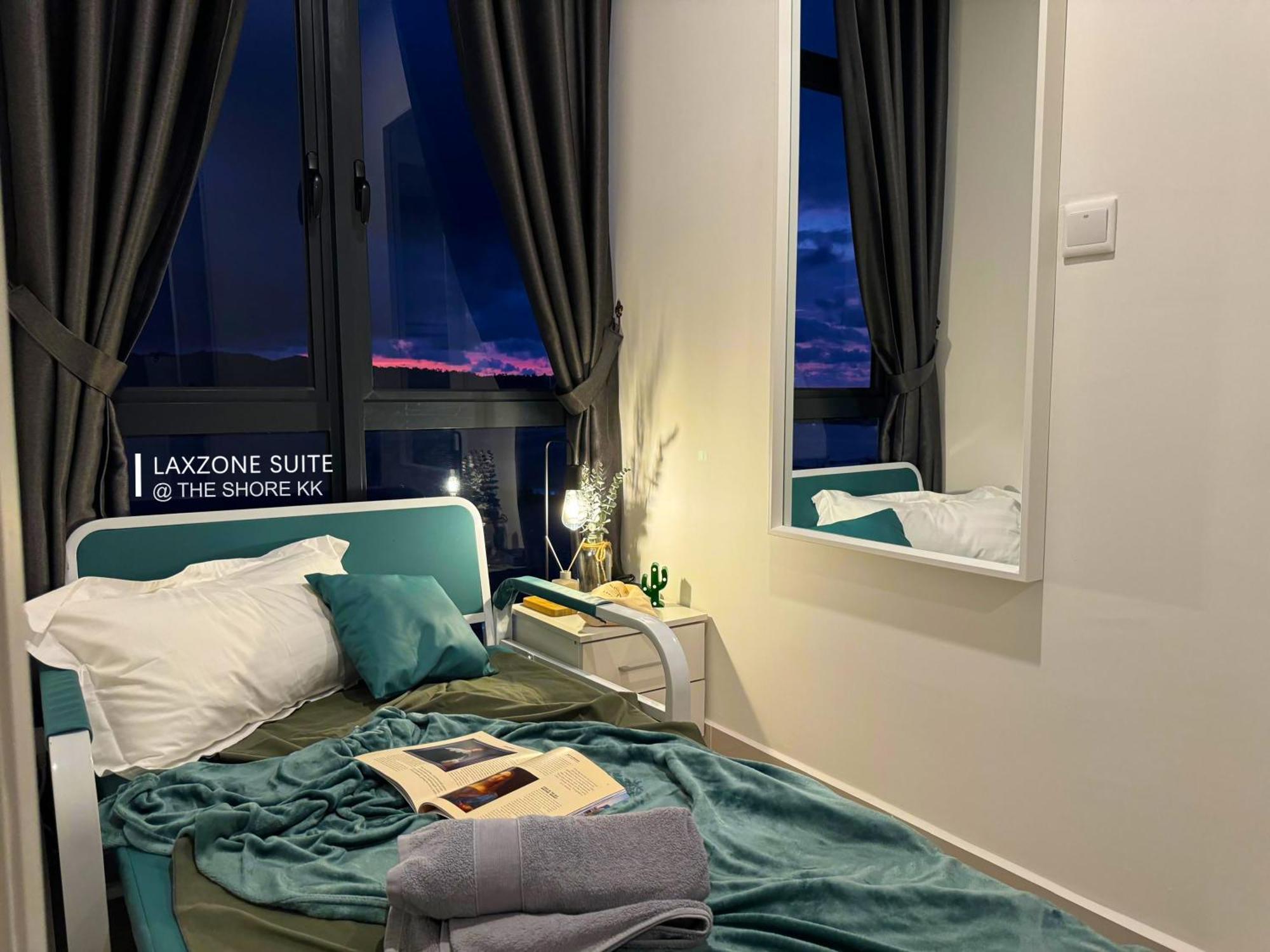 The Shore Cbd Kota Kinabalu By Laxzone Suite Exterior foto