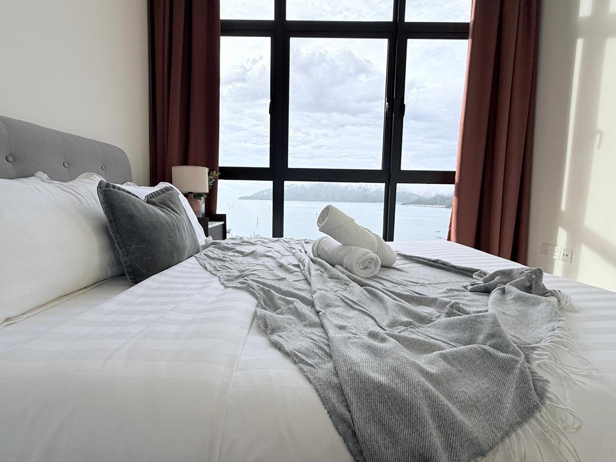 The Shore Cbd Kota Kinabalu By Laxzone Suite Exterior foto