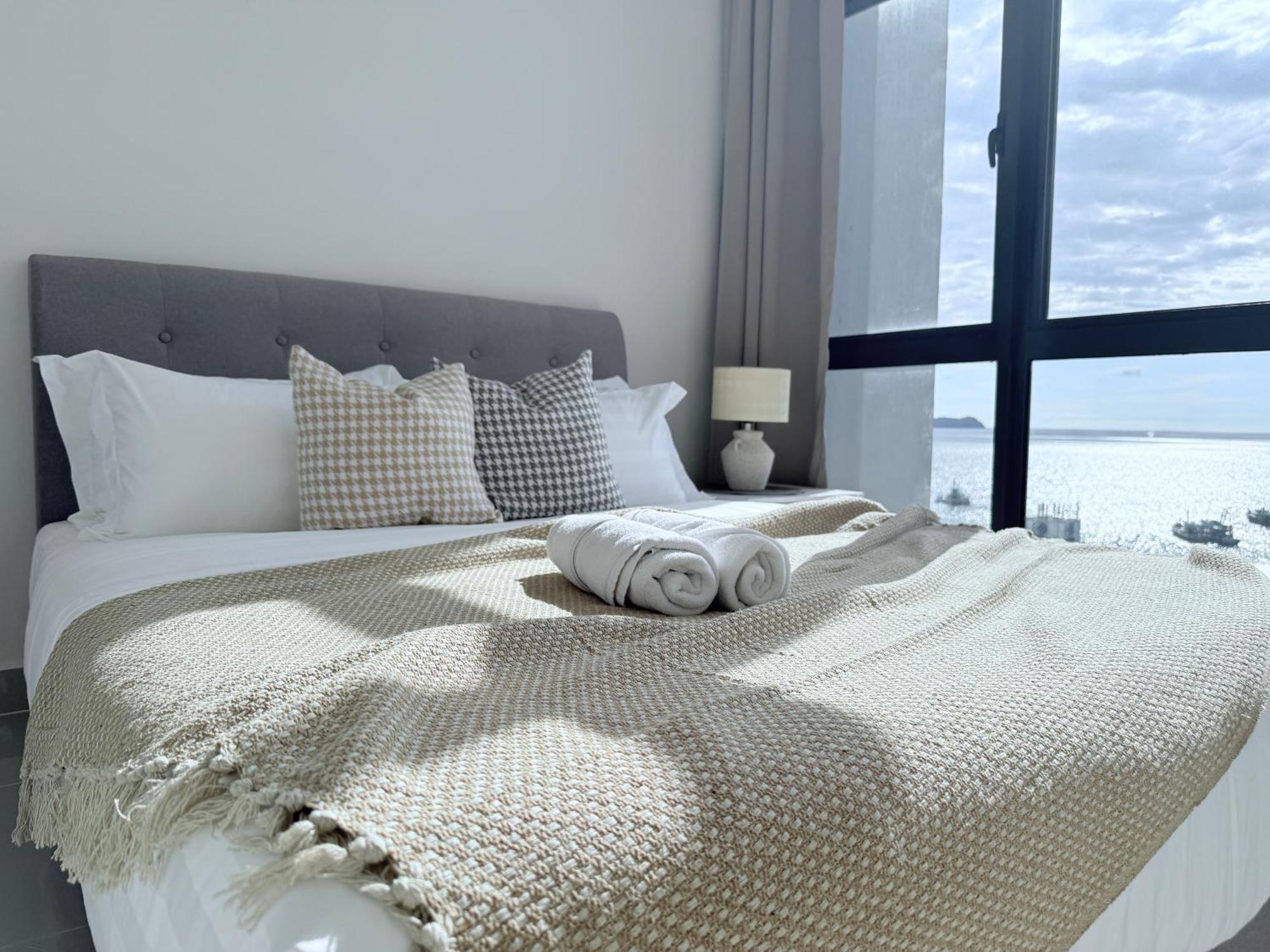 The Shore Cbd Kota Kinabalu By Laxzone Suite Exterior foto